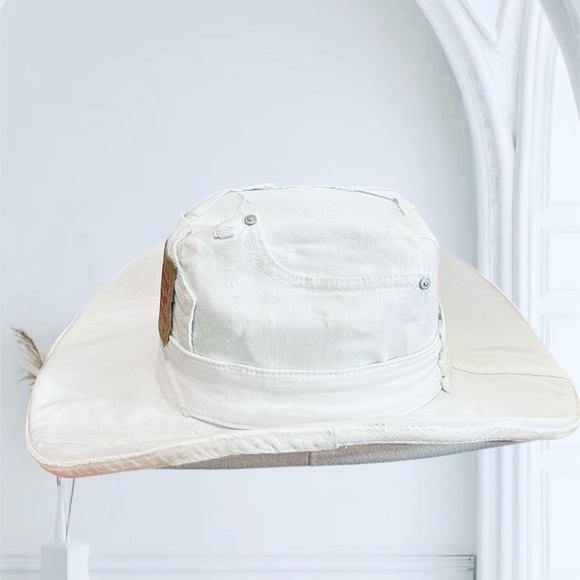Levi's White Canvas Hat - Picture 4 of 6